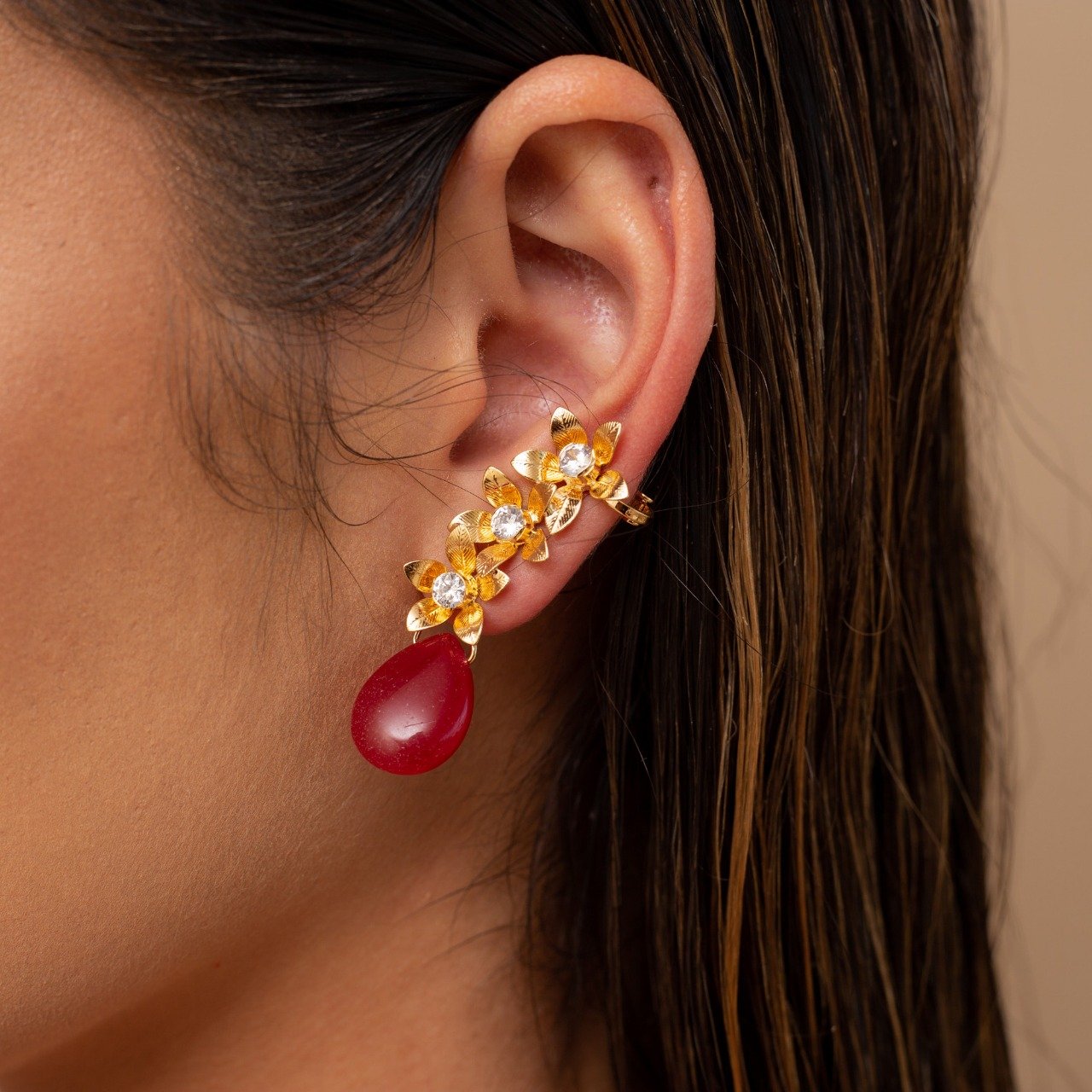 BRINCOS NINFA EARCUFFS PEDRA VERMELHA FLORES BANHO OURO