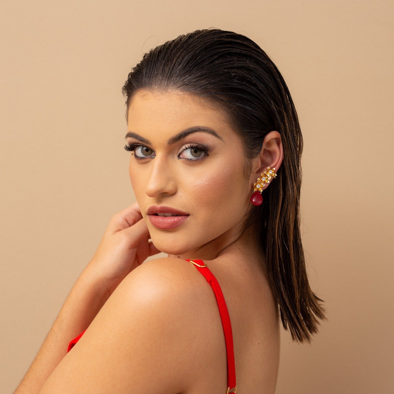 BRINCOS NINFA EARCUFFS PEDRA VERMELHA FLORES BANHO OURO