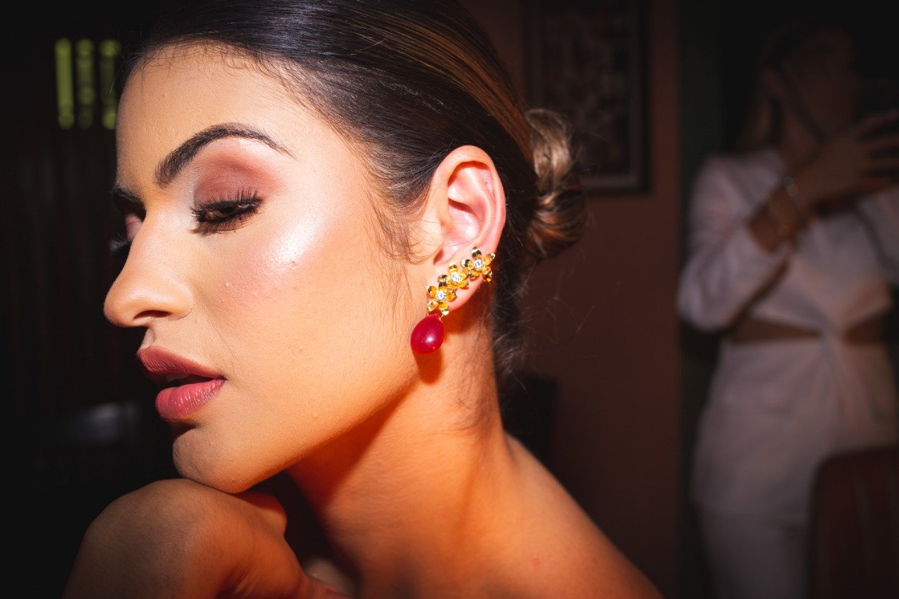 BRINCOS NINFA EARCUFFS PEDRA VERMELHA FLORES BANHO OURO