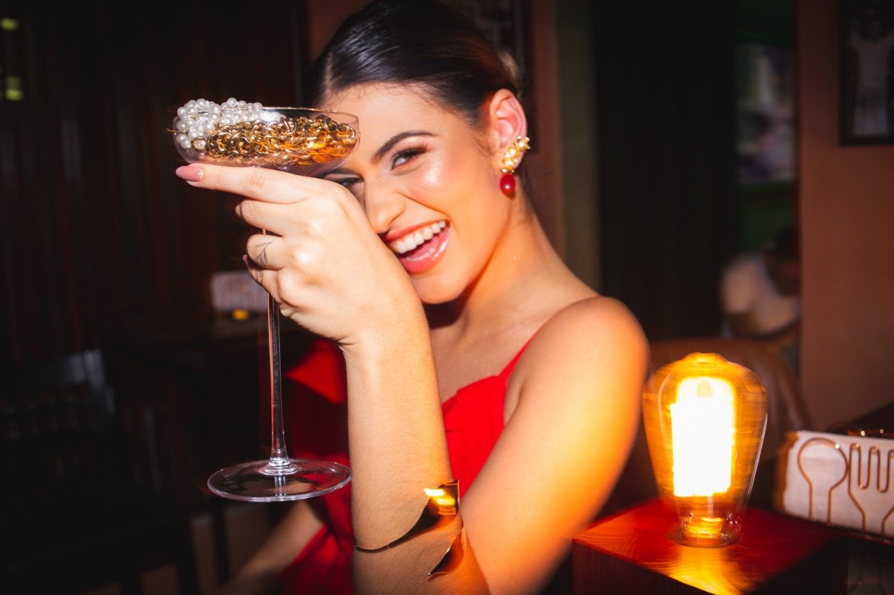 BRINCOS NINFA EARCUFFS PEDRA VERMELHA FLORES BANHO OURO