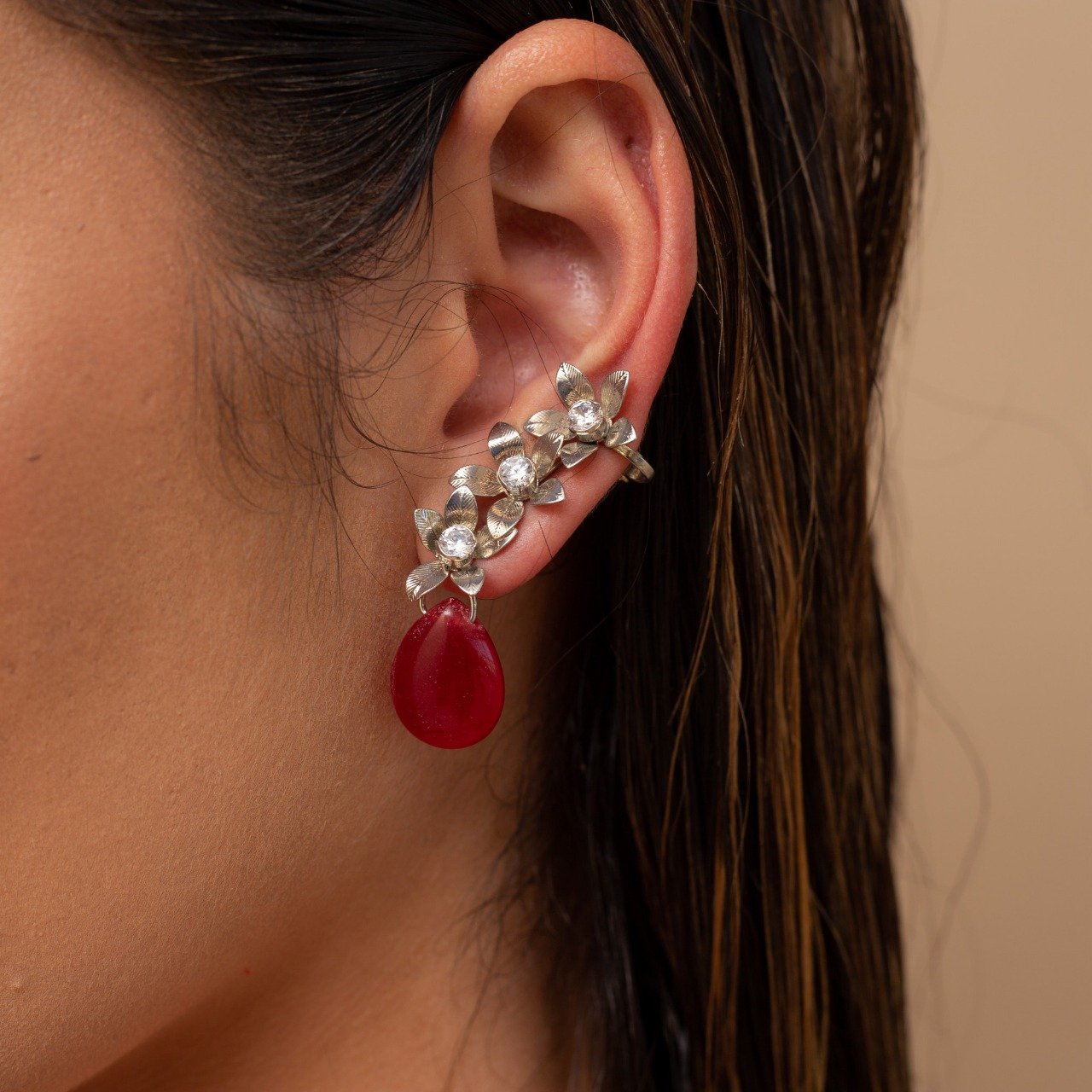 BRINCOS NINFA EARCUFFS PEDRA VERMELHA FLORES RÓDIO BRANCO