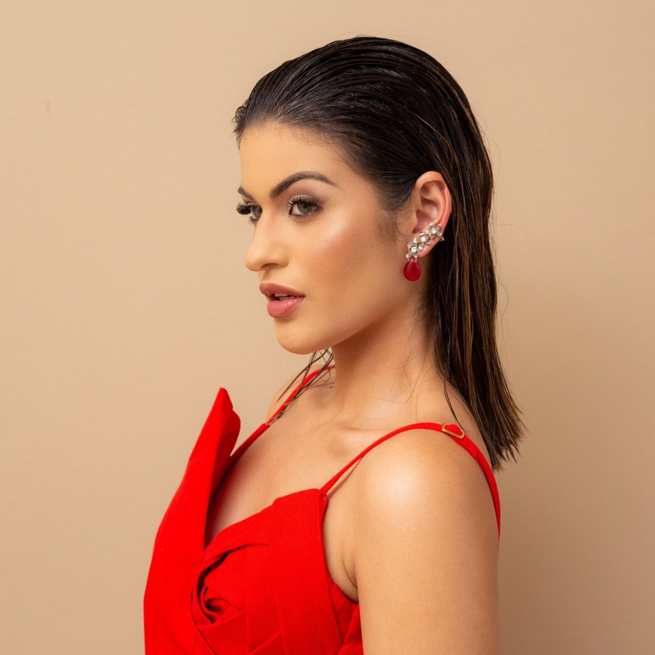 BRINCOS NINFA EARCUFFS PEDRA VERMELHA FLORES RÓDIO BRANCO