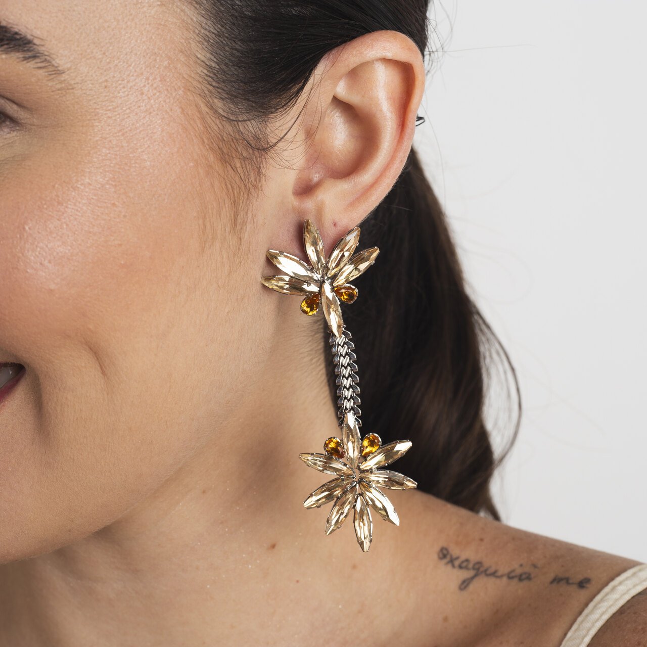 BRINCOS PÊNDULO BRIMAR CHAMPANHE BANHO RÓDIO BRANCO