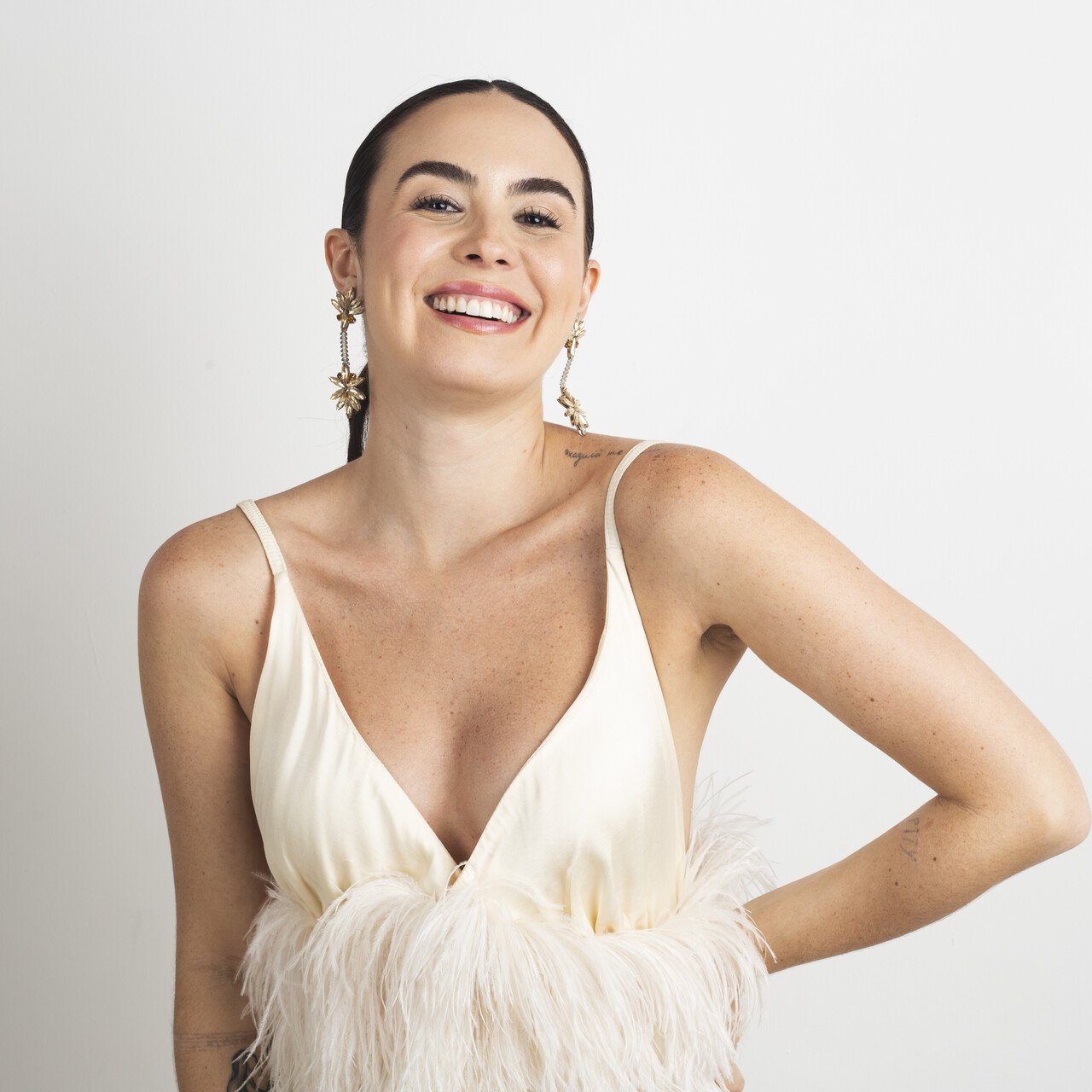 BRINCOS PÊNDULO BRIMAR CHAMPANHE BANHO RÓDIO BRANCO