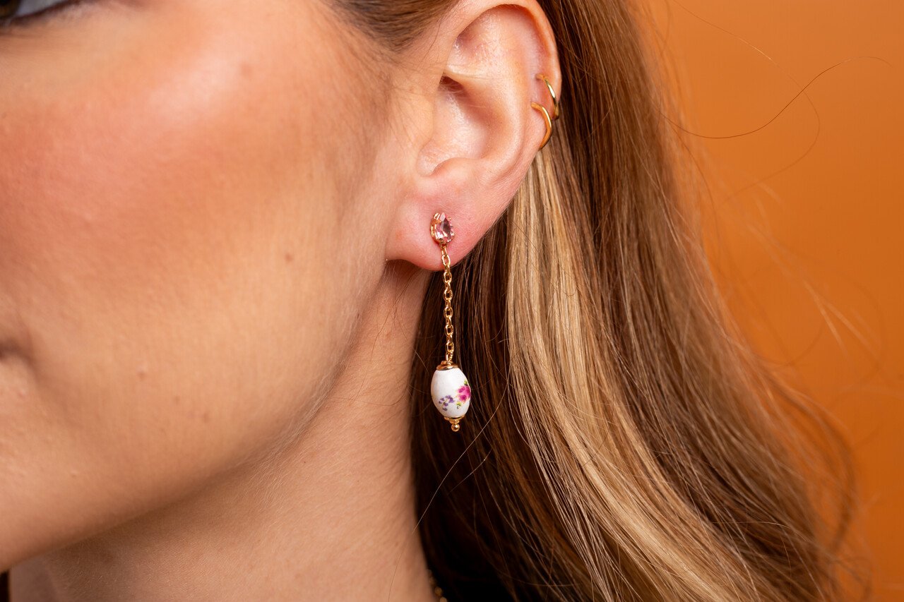 BRINCOS PÊNDULO PORCELANA FLORAL EM RÓDIO BRANCO