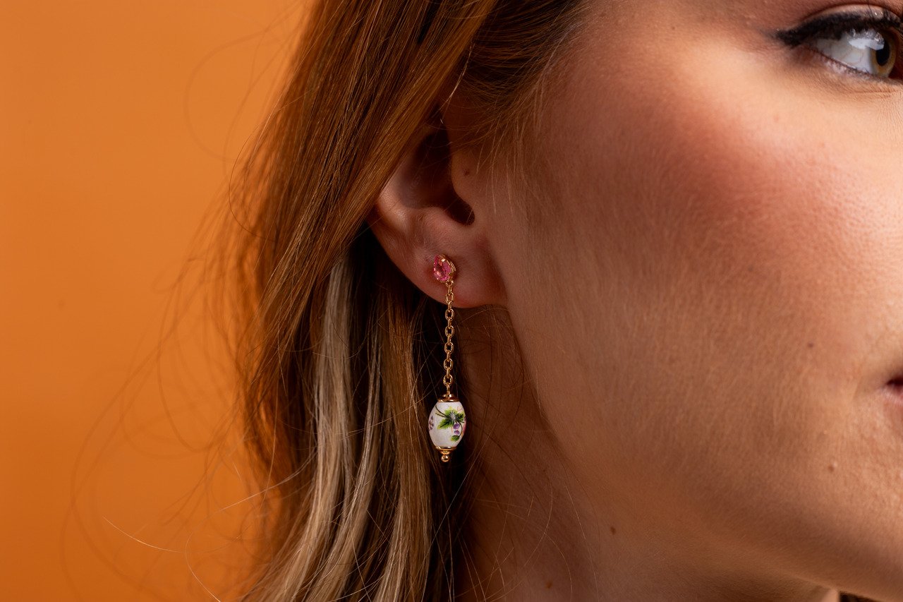 BRINCOS PÊNDULO PORCELANA FLORAL EM RÓDIO BRANCO