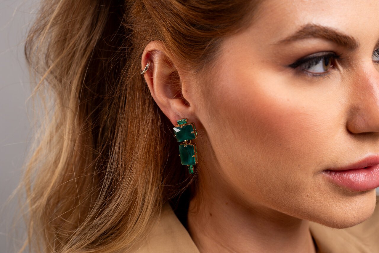 BRINCOS PÊNDULOS ALVORE CRISTAIS VERDE BANHO OURO