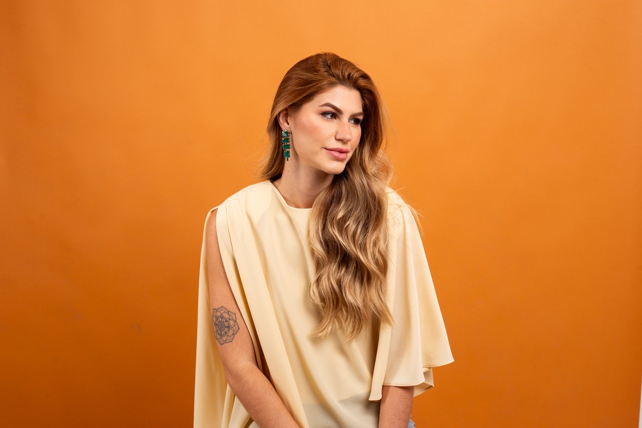 BRINCOS PÊNDULOS ALVORE CRISTAIS VERDE BANHO OURO