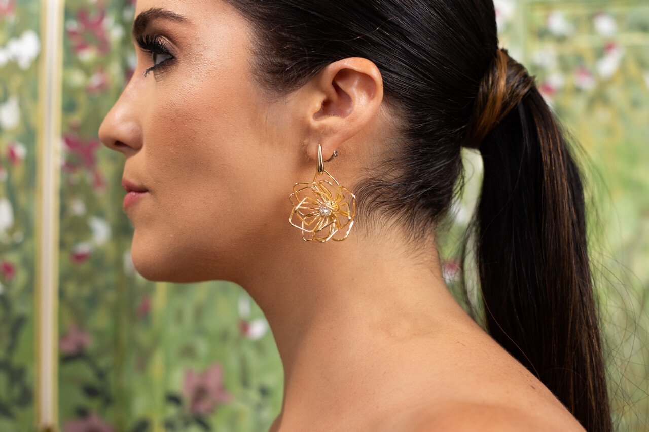 BRINCOS PETALINA FLOR DE LÓTUS 3D ZIRCONIA COM BANHO OURO