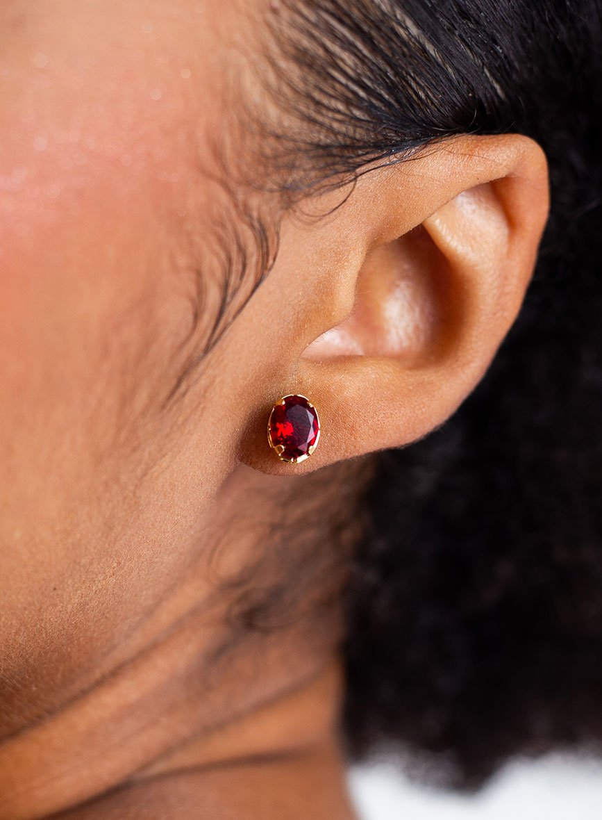 BRINCOS PONTO DE LUZ OVAL P VERMELHO BANHO OURO