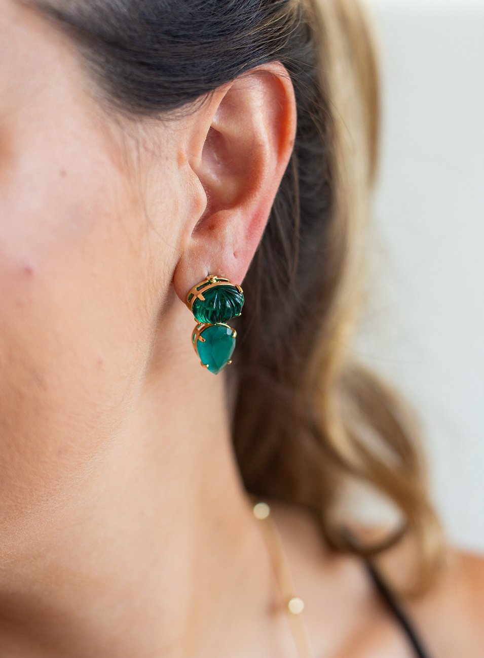 BRINCOS PRESSÃO BROMÉLHINHA CRISTAIS VERDE COM BANHO OURO