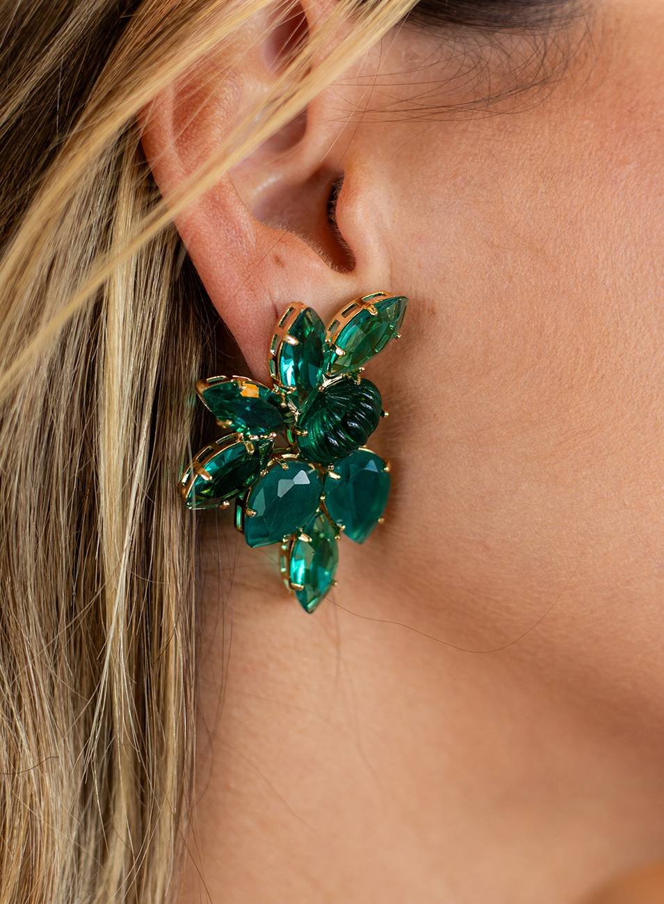 BRINCOS PRESSÃO BROMÉLIA CRISTAIS VERDE COM BANHO OURO