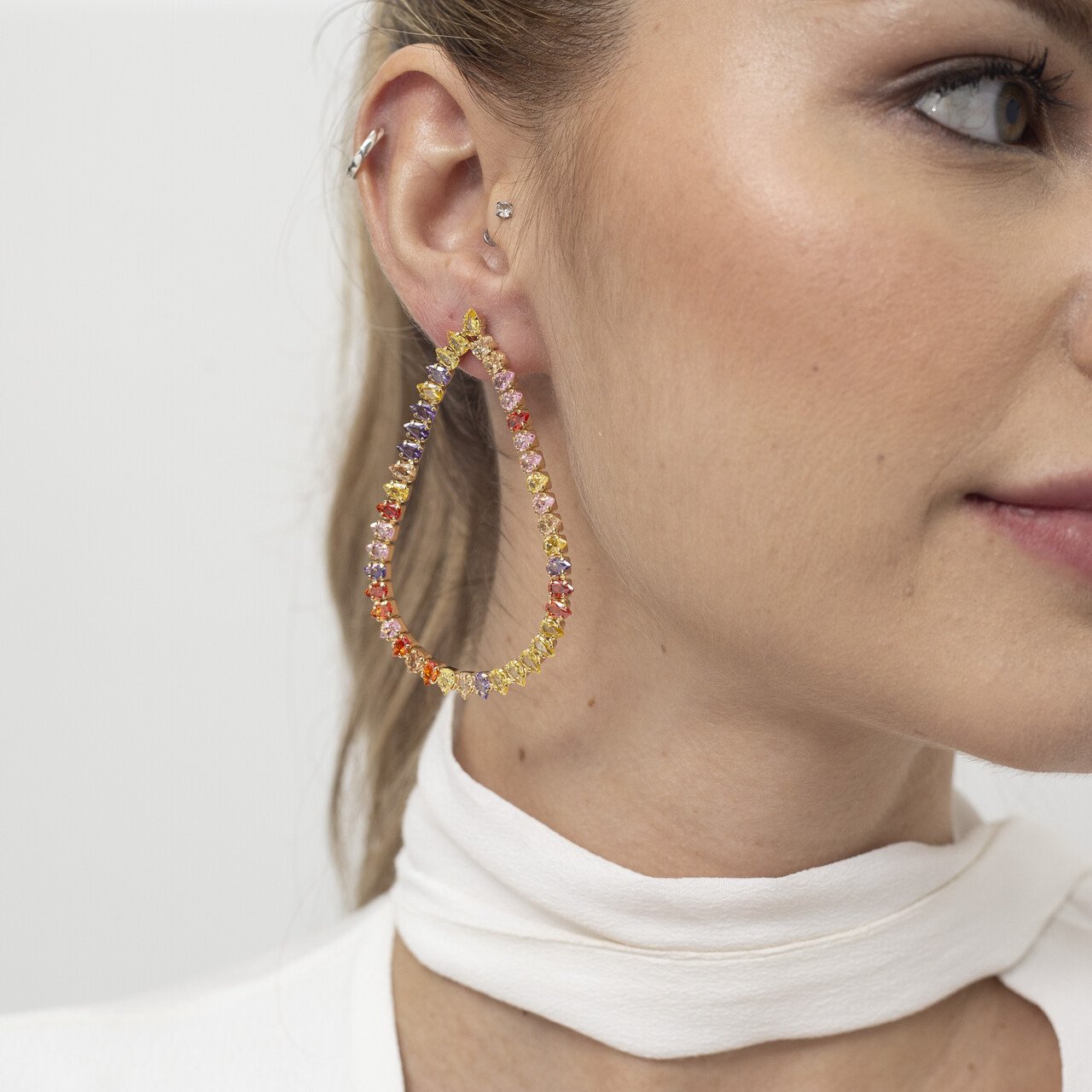 BRINCOS RAIN RIVIERA GOTA COLORIDA COM BANHO OURO