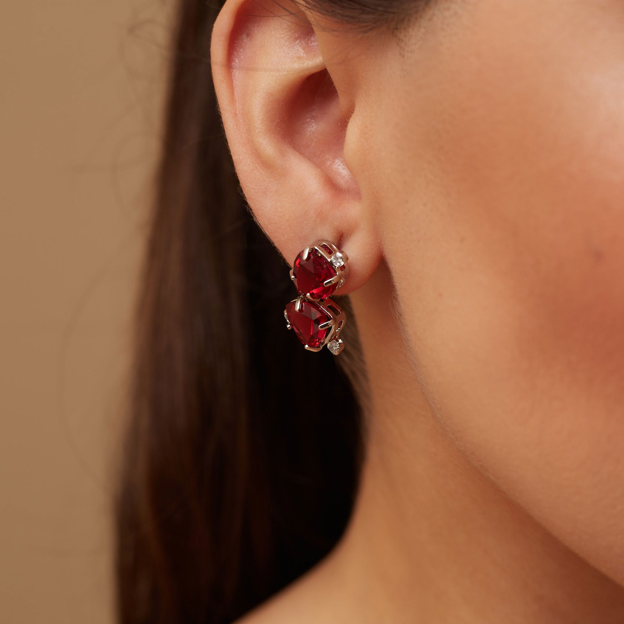 BRINCOS SARITA VERMELHO BANHO RÓDIO BRANCO