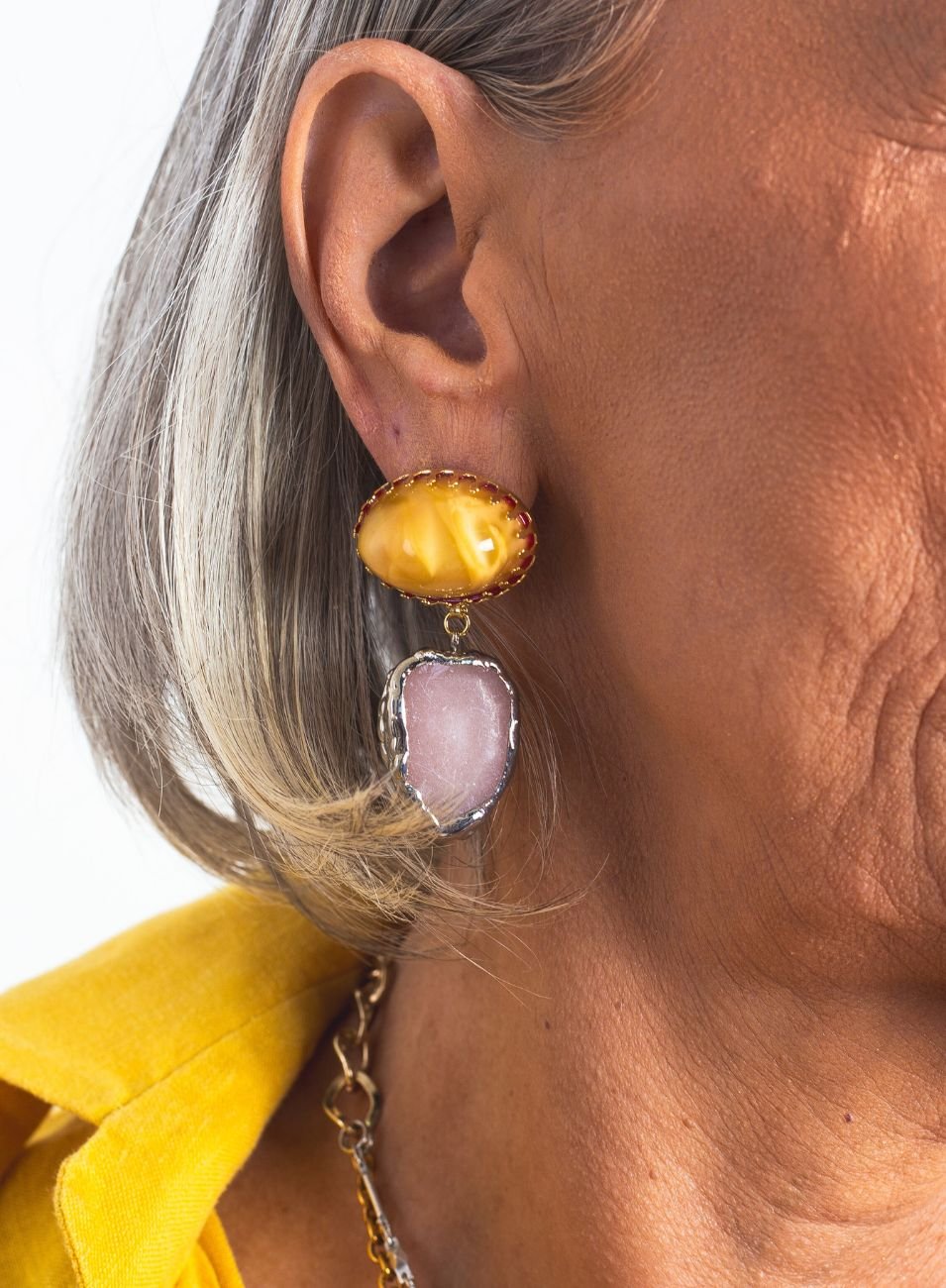 BRINCOS SOLSTÍCIO QUARTZO E CABOCHÃO CARAMELO MIX DE BANHO