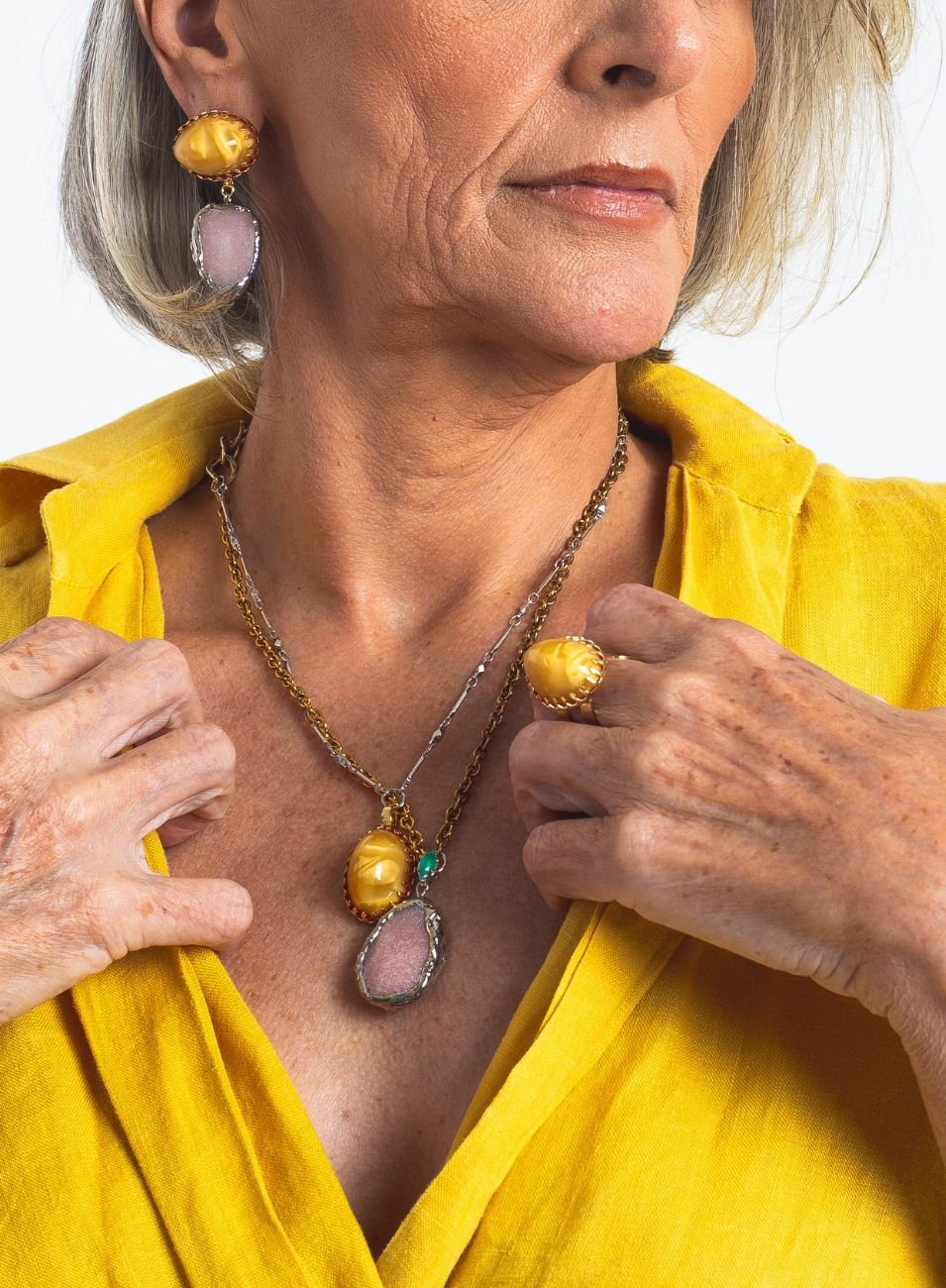 BRINCOS SOLSTÍCIO QUARTZO E CABOCHÃO CARAMELO MIX DE BANHO