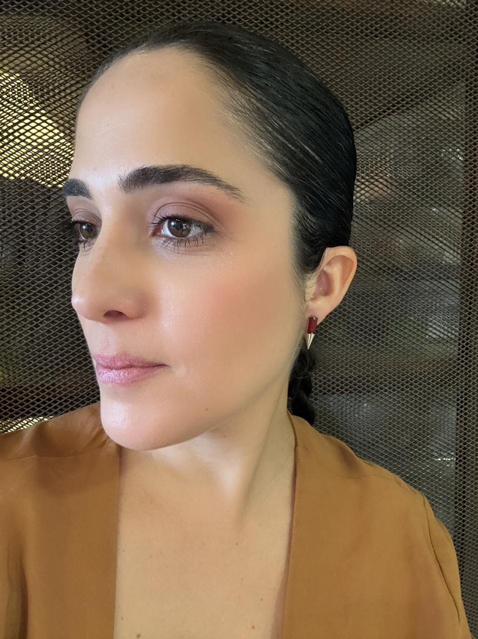 BRINCOS SPIKE VERMELHO BANHO RÓDIO BRANCO