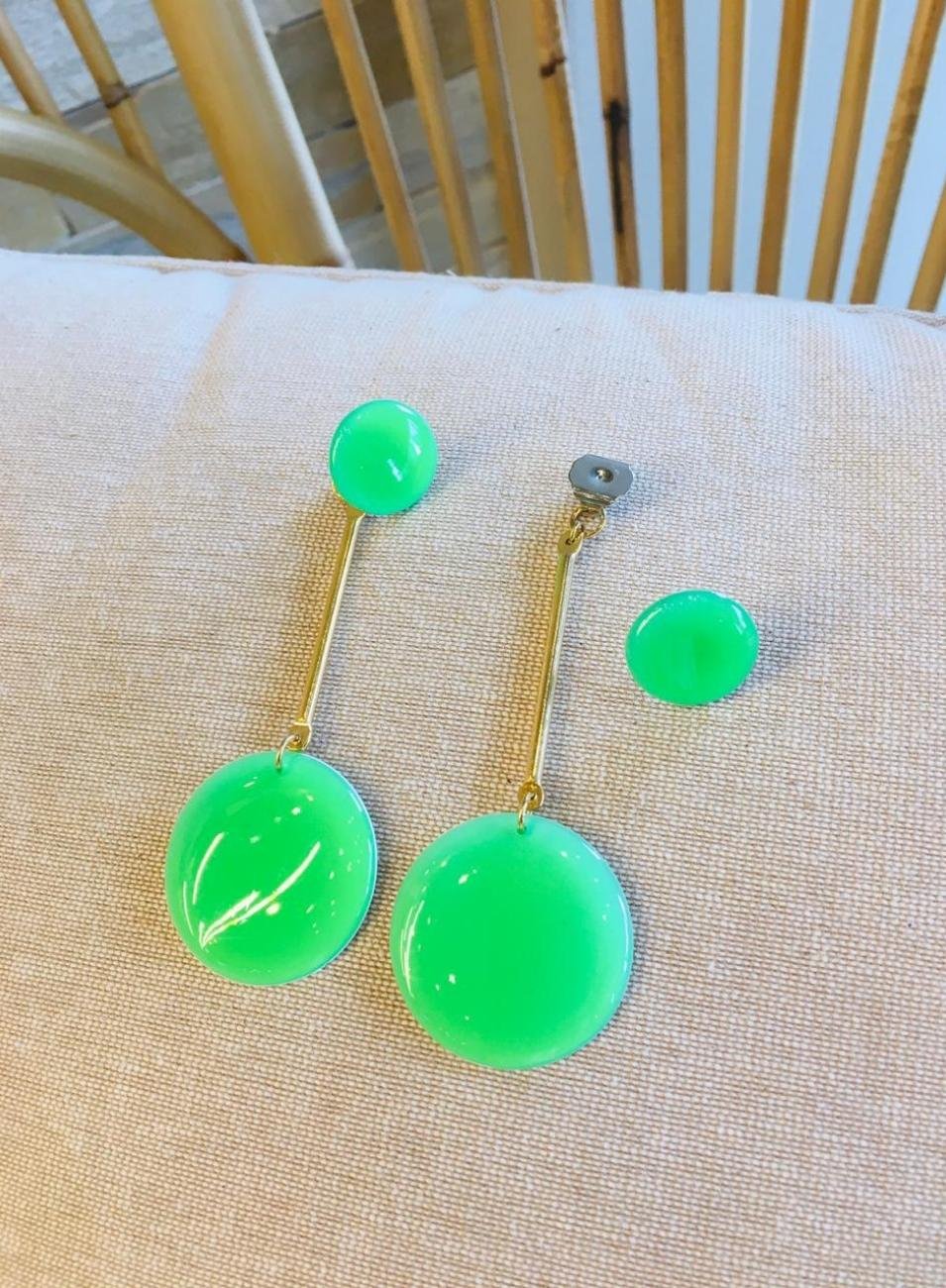 BRINCOS STARS NEON VERDE BANHO OURO