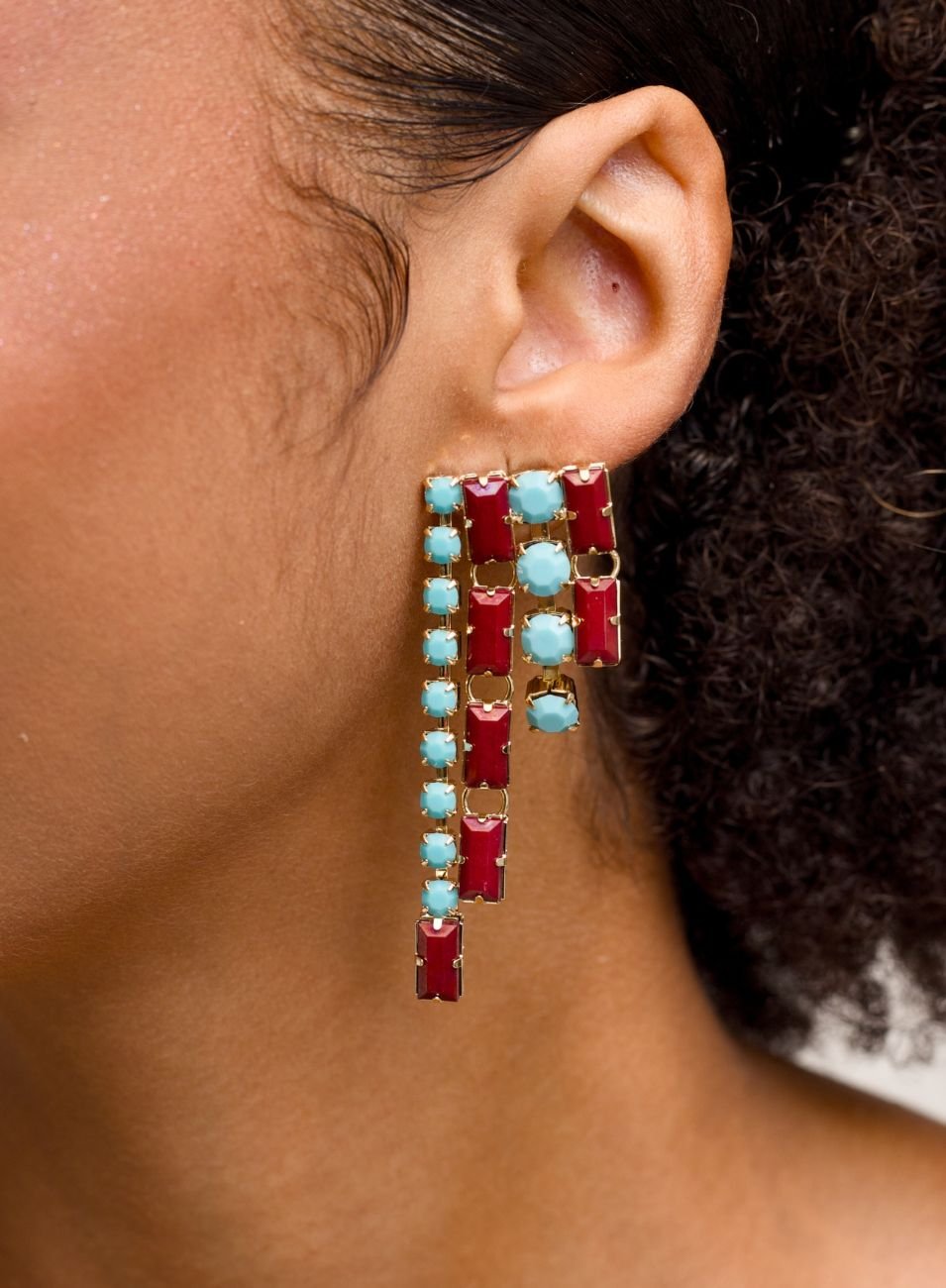 BRINCOS STRASS AZUL E VERMELHO BANHO OURO 