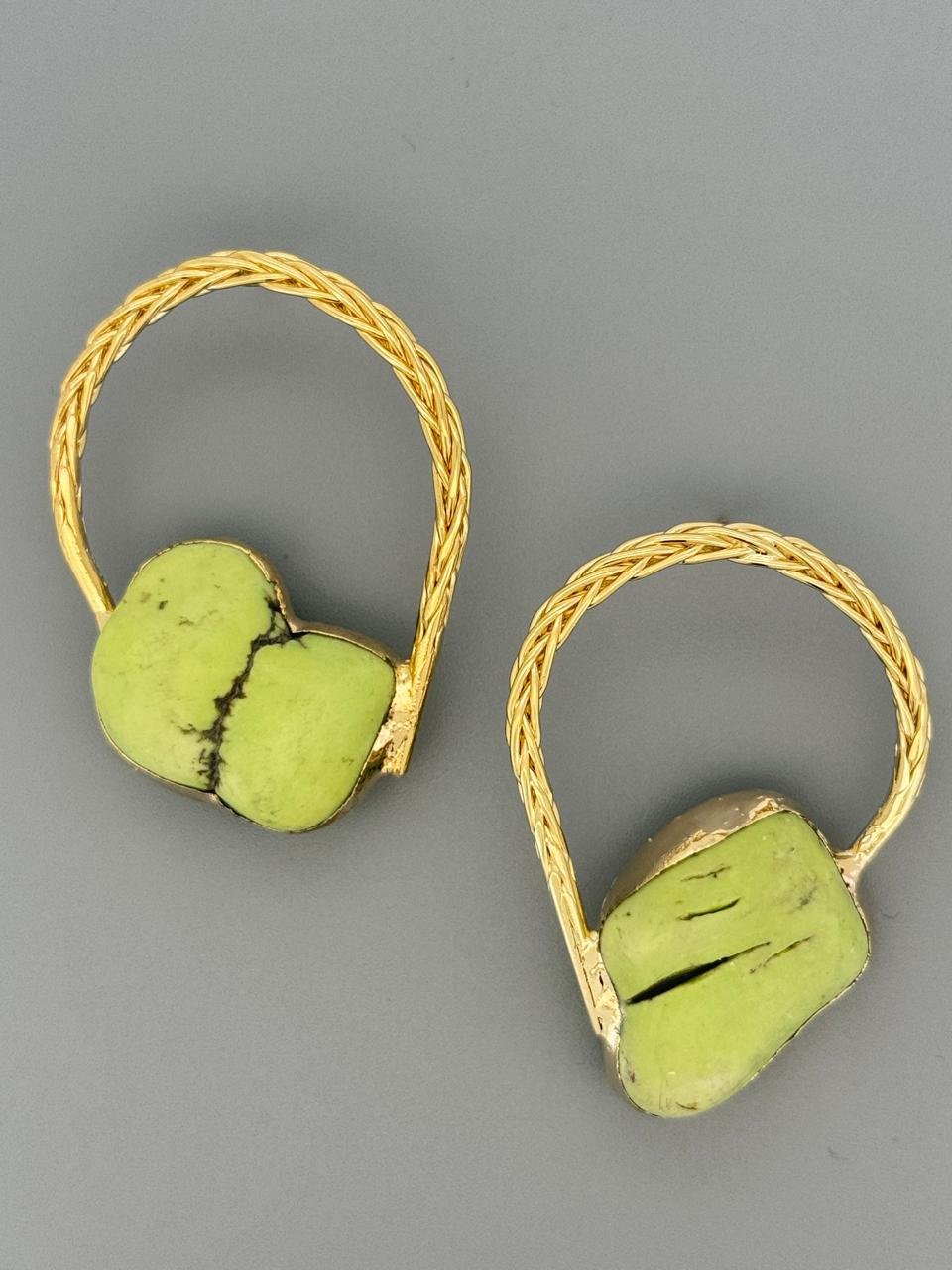 BRINCOS TRANÇADOS HOWLITA VERDE LIMÃO OURO