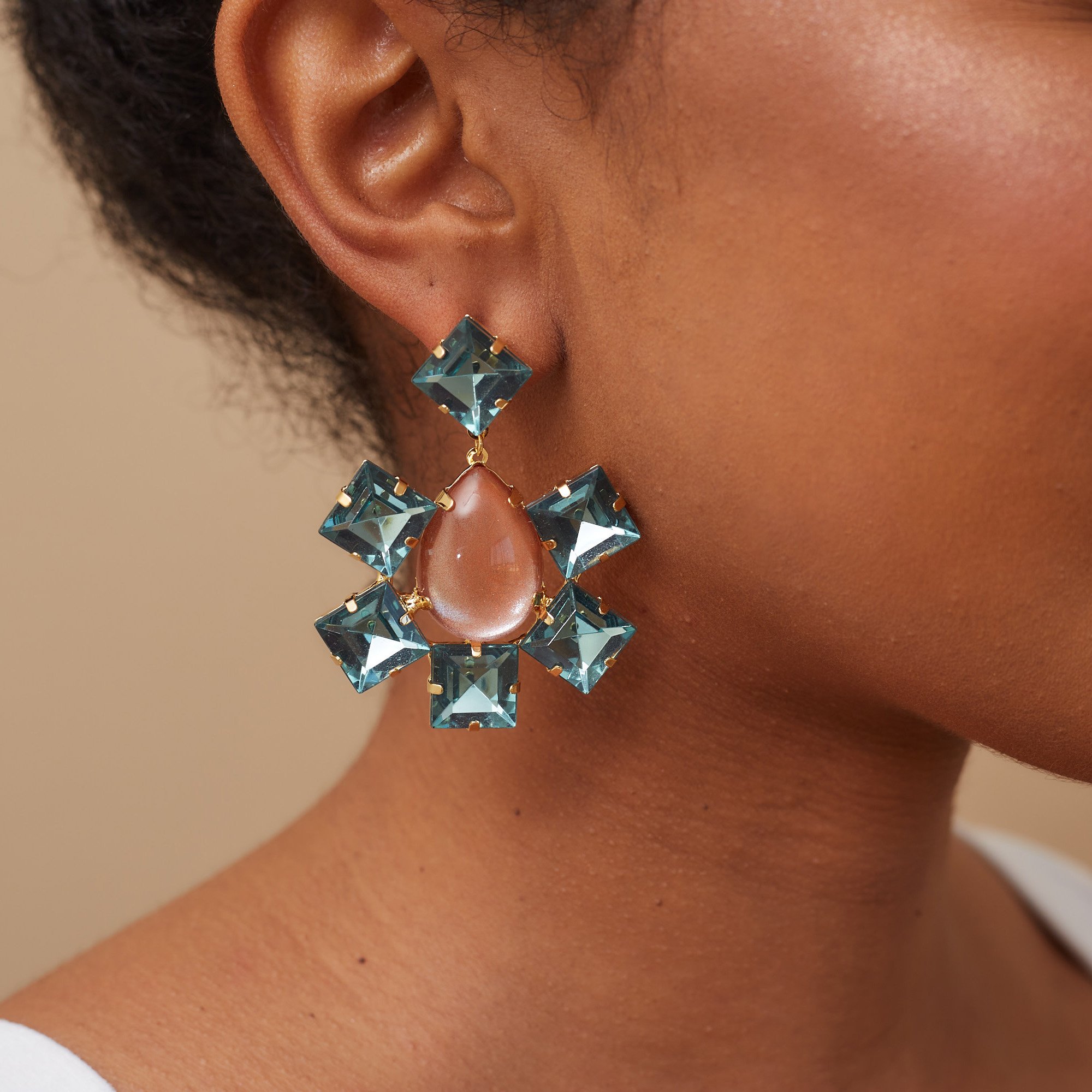 BRINCOS TULUM AZUL GOTA ROSA CINTILANTE BANHO OURO