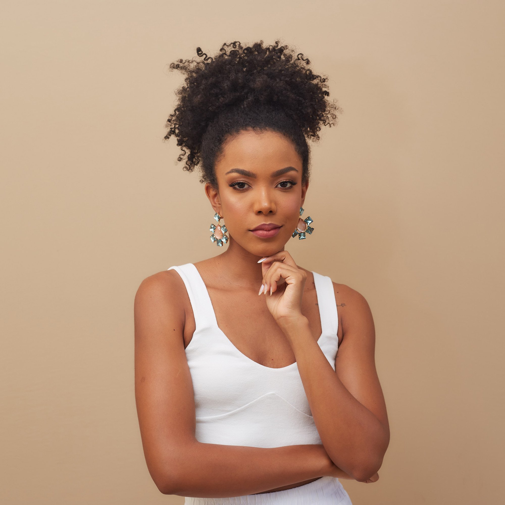 BRINCOS TULUM AZUL GOTA ROSA CINTILANTE BANHO OURO