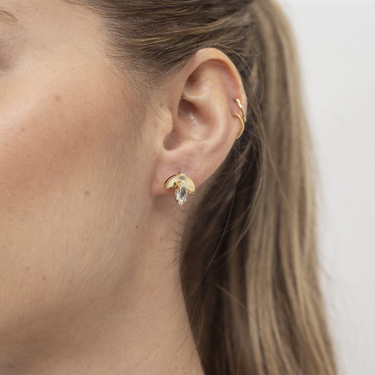 BRINCOS UNO ESCAMA CRISTAL AZUL BANHO OURO