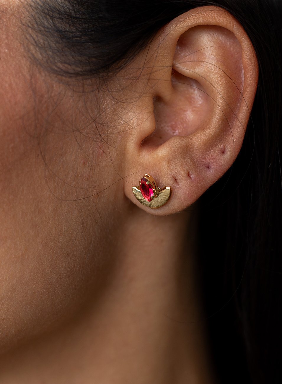 BRINCOS UNO FLOR DE LÓTUS CRISTAL RUBELITA BANHO OURO