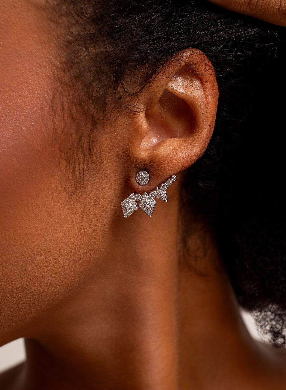 BRINCOS ZURI 2 EM 1 EARJACKET COM ZIRCÔNIA BANHO RÓDIO BRANCO