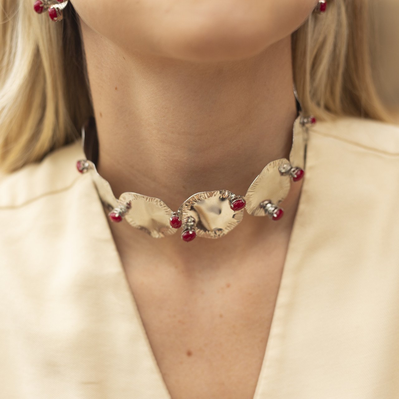 CHOKER CEREJA DISCO RESINA BORDÔ BANHO RÓDIO BRANCO