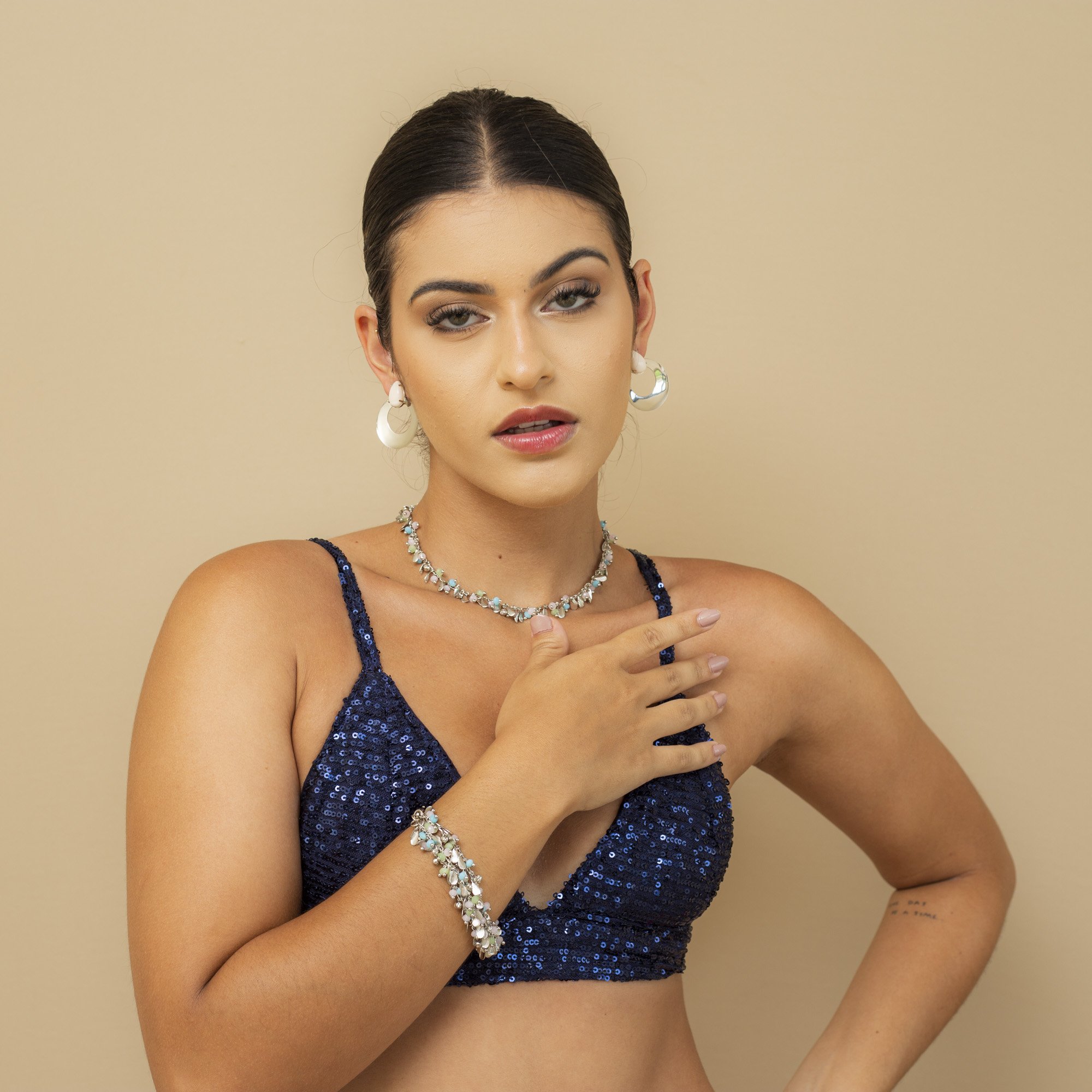 CHOKER CHIOS FOLHAS CRISTAIS COLORIDO BANHO RÓDIO BRANCO