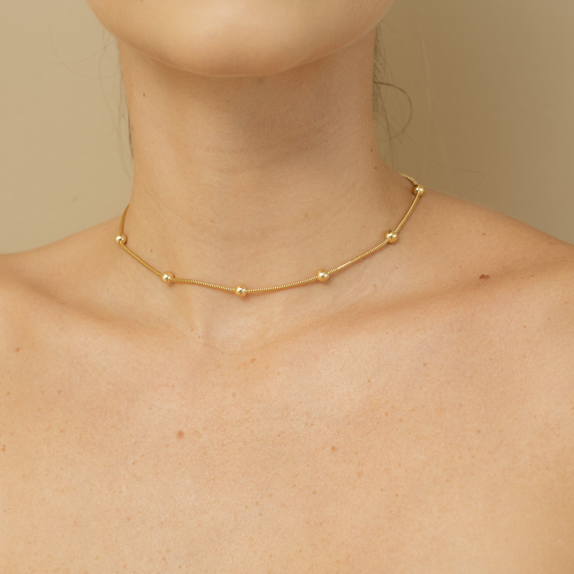 CHOKER CONF CORRENTE BOLAS DE METAL BANHO OURO