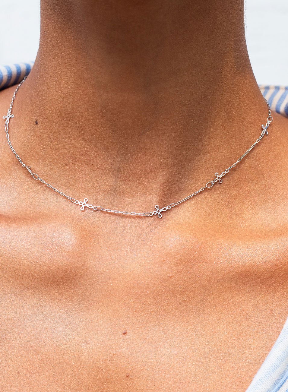 CHOKER CRUCIFIXO MEDIEVAL BANHO RÓDIO BRANCO