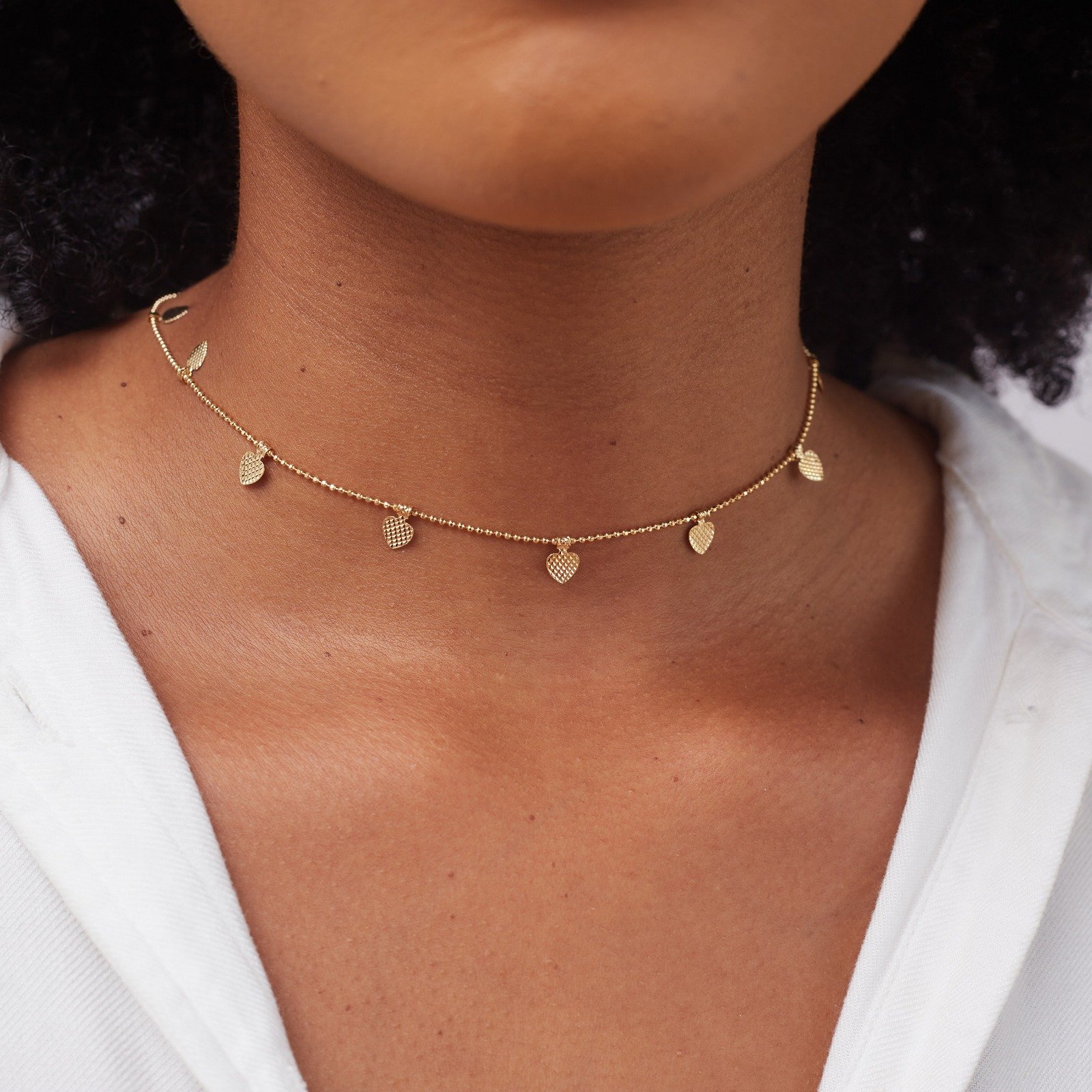 CHOKER DIGIS PINGENTES CORAÇÃO METAL BANHO OURO