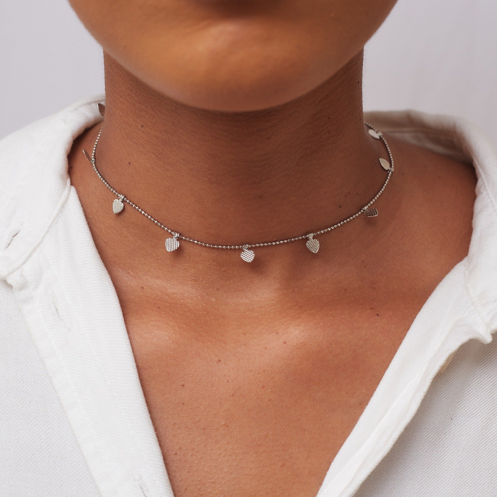 CHOKER DIGIS PINGENTES CORAÇÃO METAL BANHO RÓDIO BRANCO