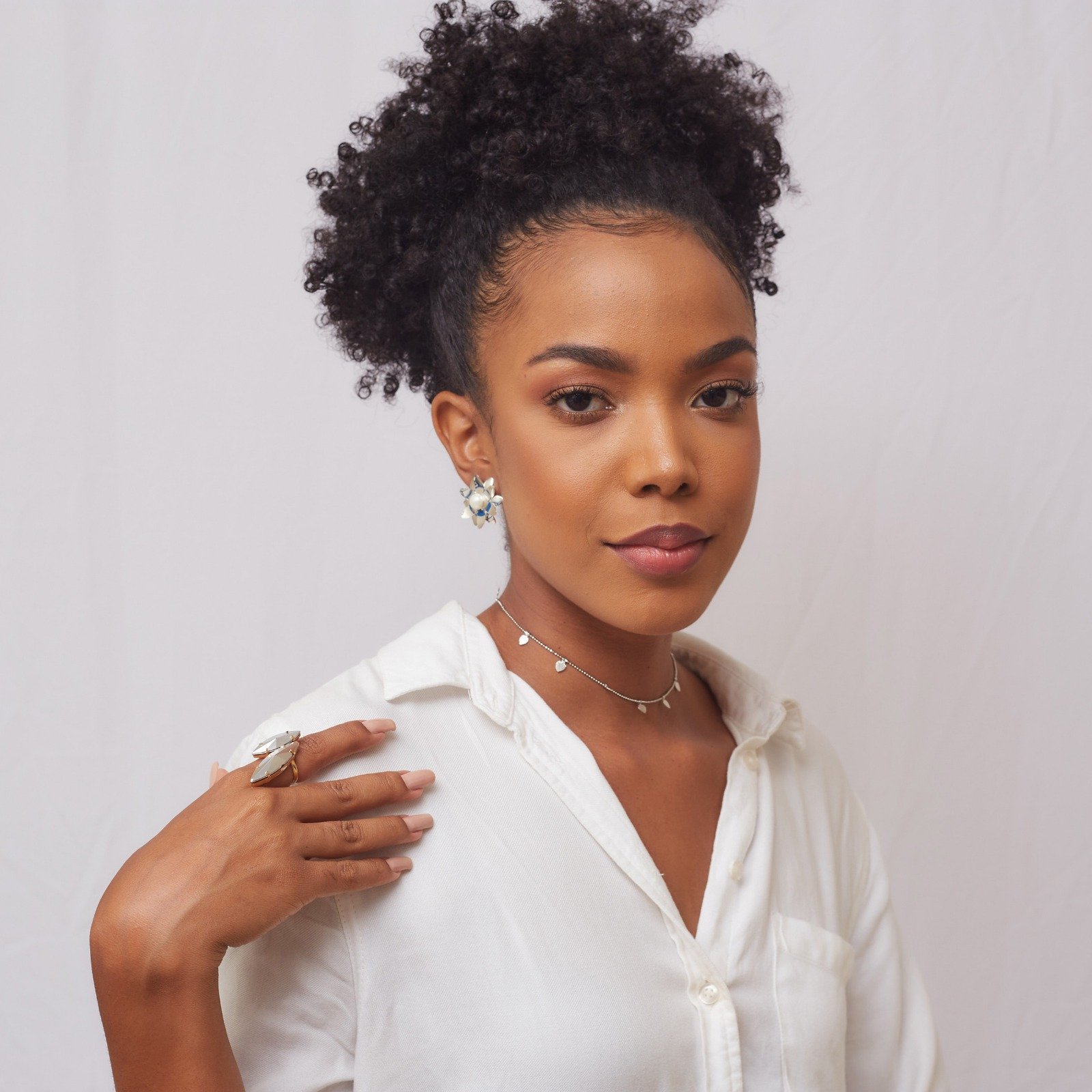 CHOKER DIGIS PINGENTES CORAÇÃO METAL BANHO RÓDIO BRANCO