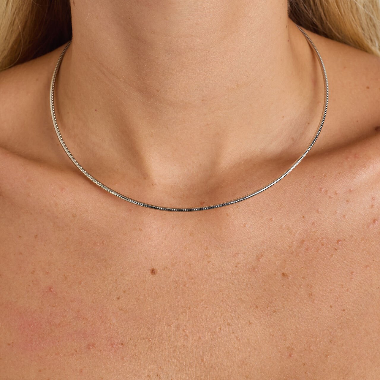 CHOKER DRICA ARO MOLA LISO BANHO RÓDIO BRANCO
