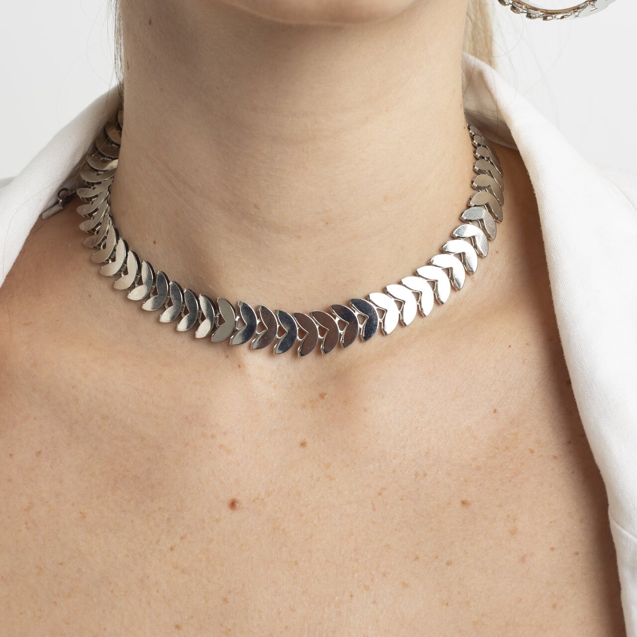 CHOKER ESCAMA BANHO RÓDIO BRANCO