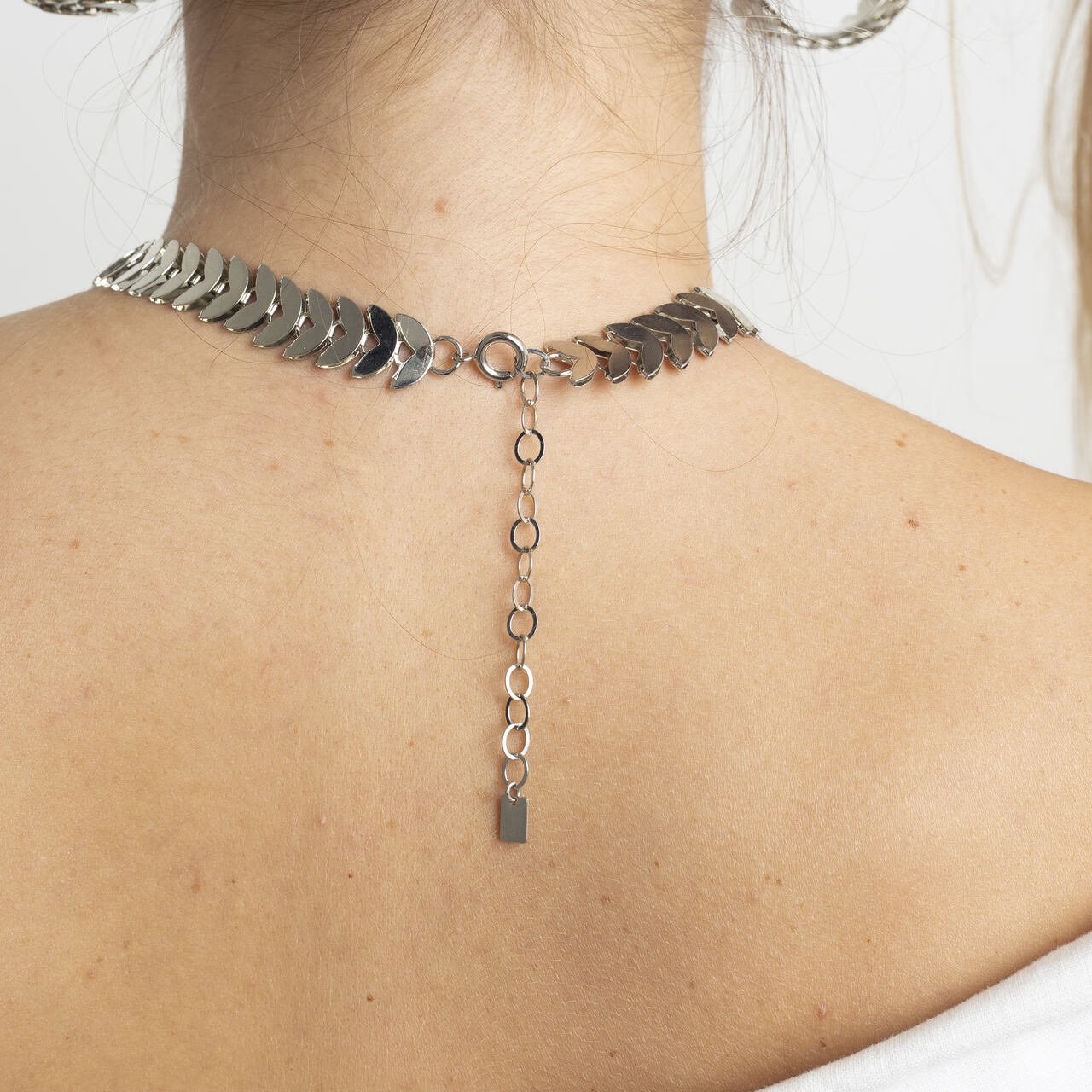 CHOKER ESCAMA BANHO RÓDIO BRANCO