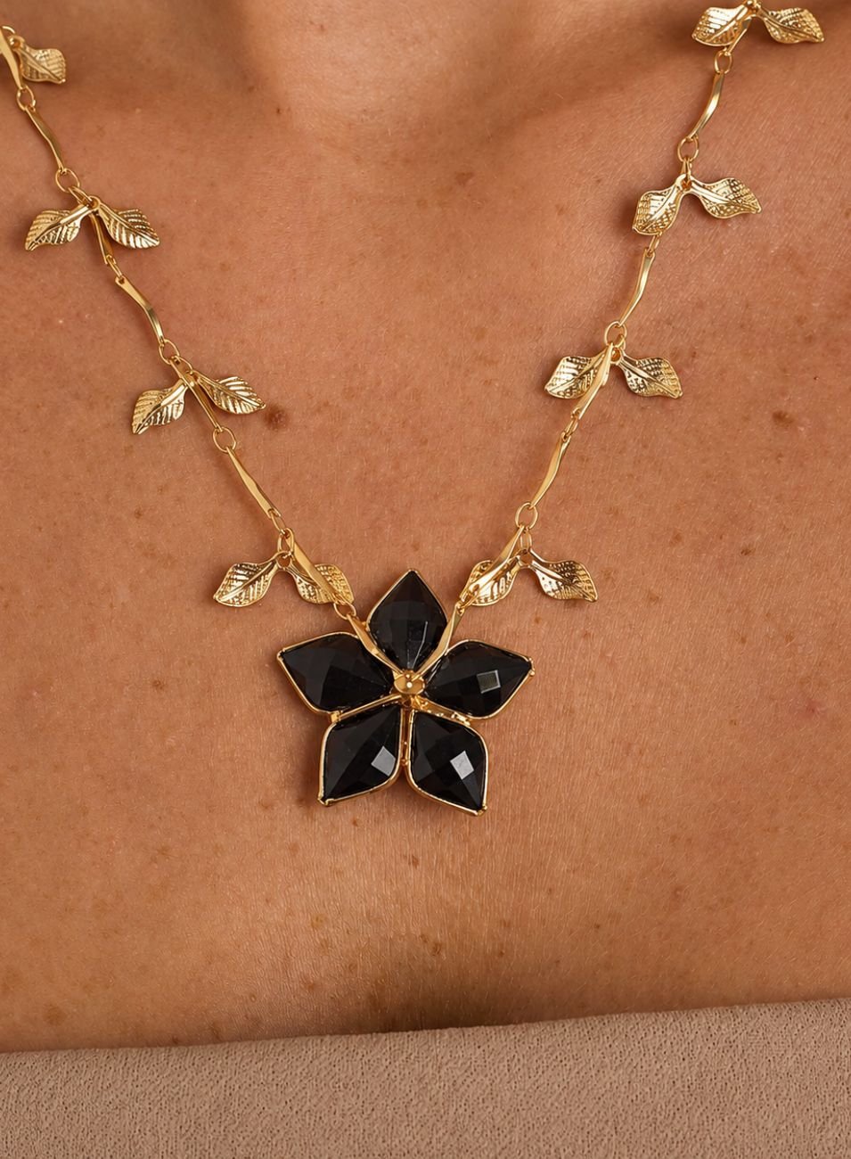 CHOKER FOLHAS FLOR PRETA BANHO OURO