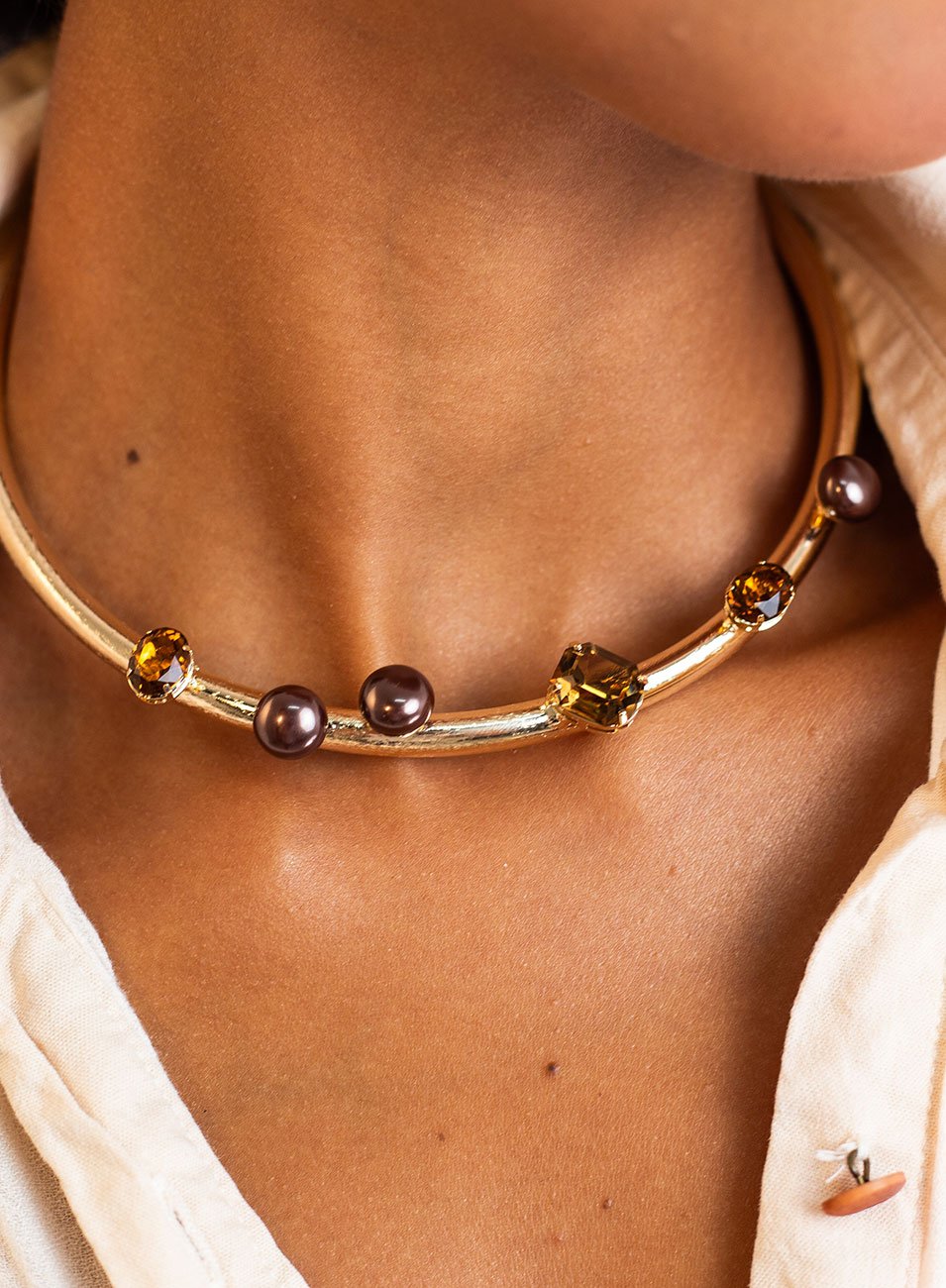 CHOKER HÚMUS MARROM BANHO OURO