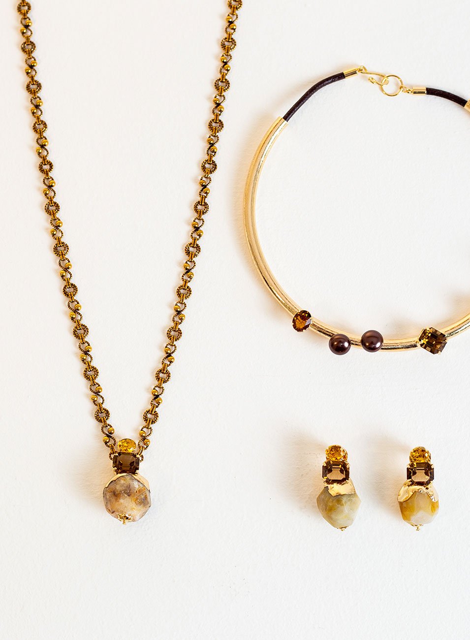 CHOKER HÚMUS MARROM BANHO OURO