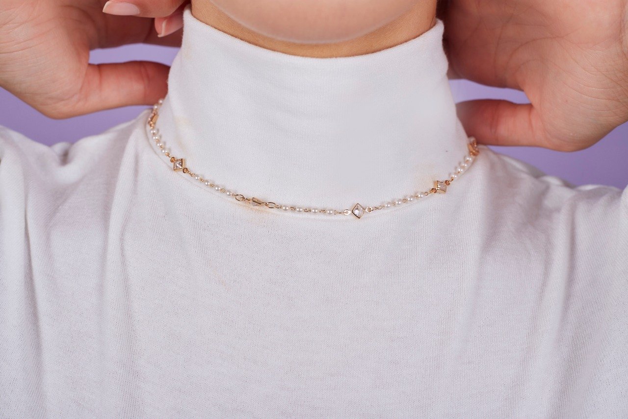 CHOKER IVORY PÉROLAS E ZIRCÔNIA BANHO OURO