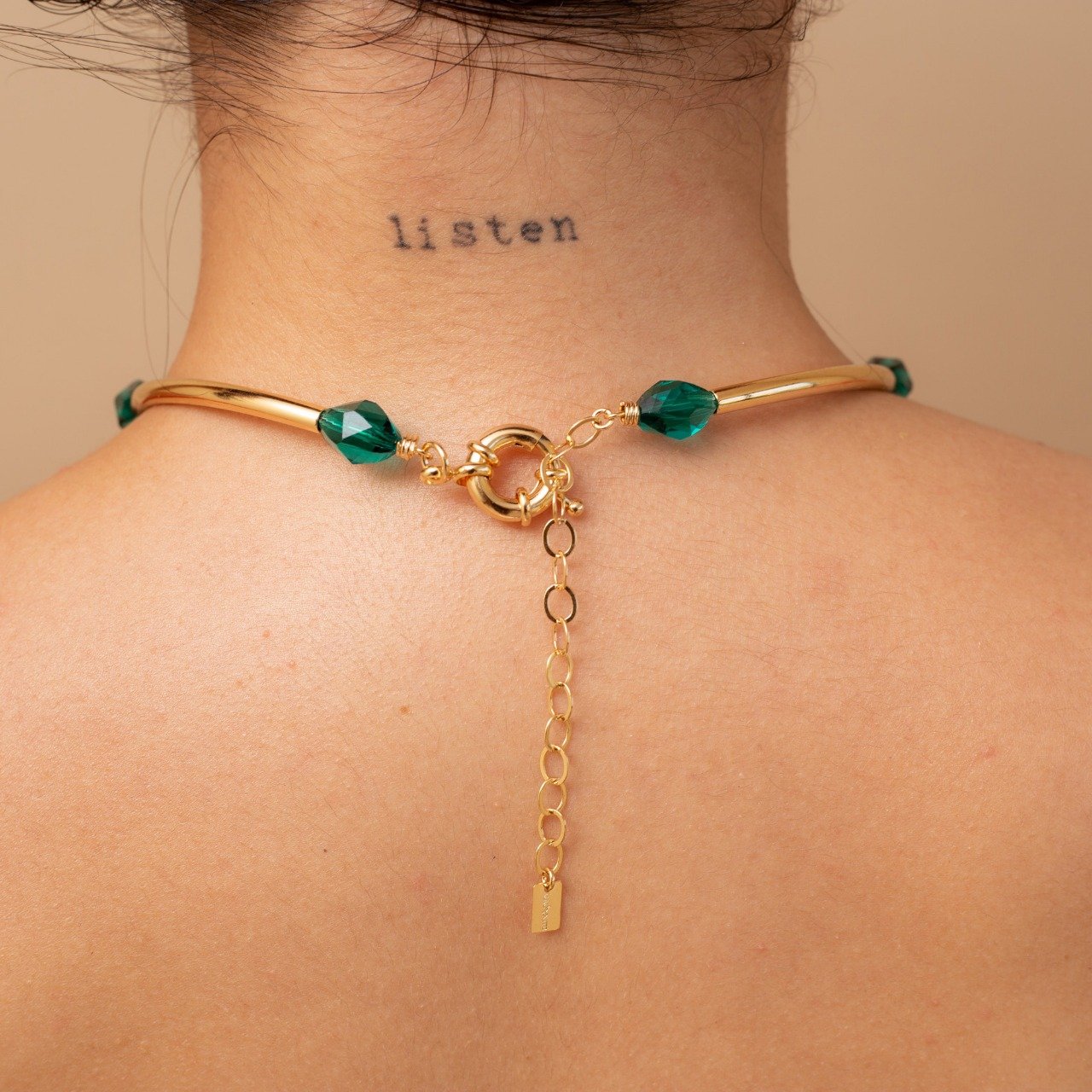 CHOKER LORA CORRENTE TUBO PINGENTES VERDES BANHO OURO