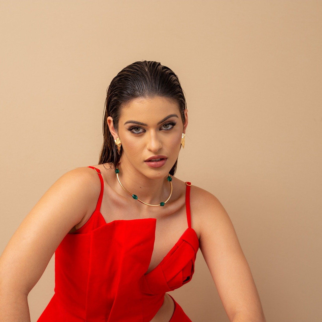 CHOKER LORA CORRENTE TUBO PINGENTES VERDES BANHO OURO