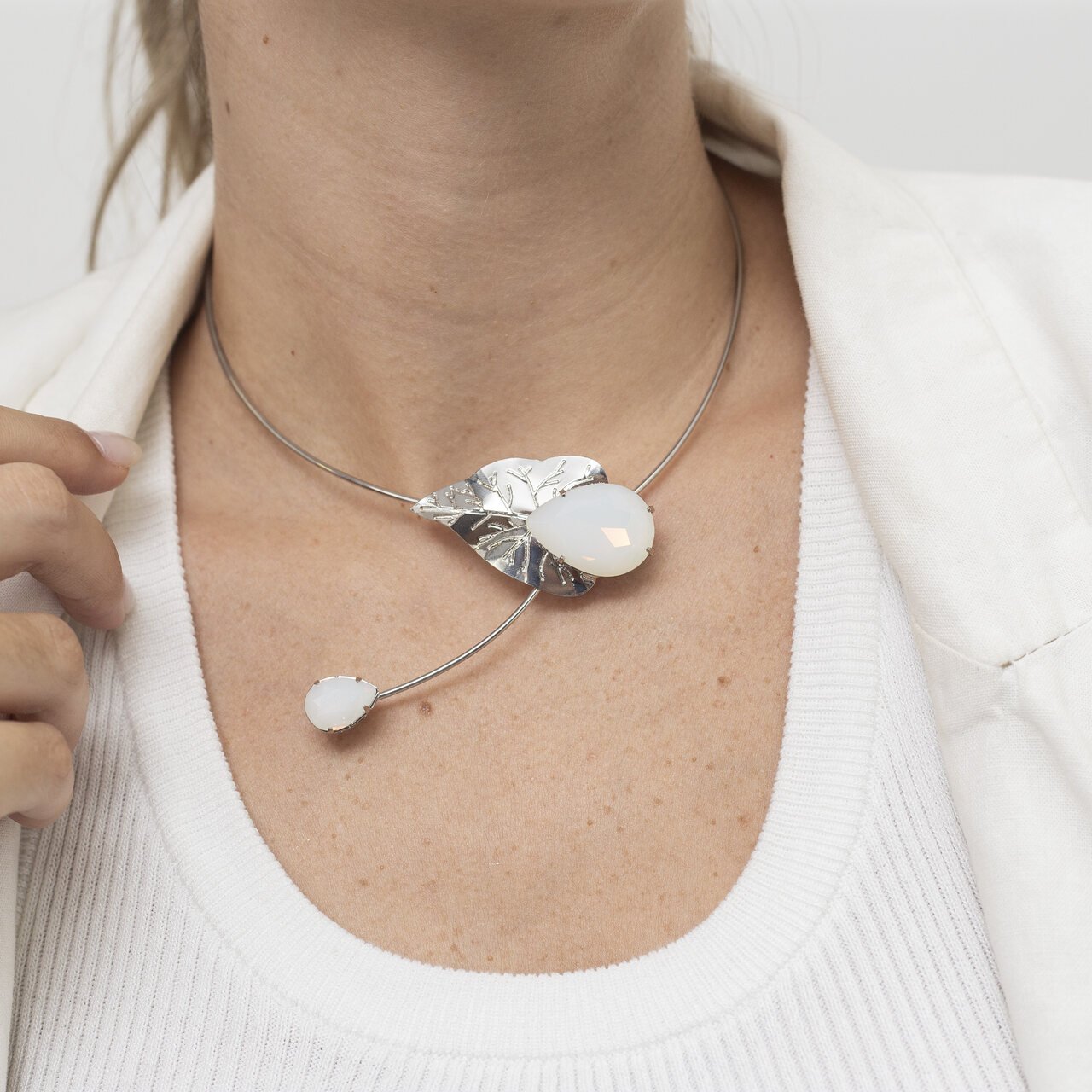 CHOKER MARESIA FOLHA CRISTAL BRANCO LEITOSO BANHO RÓDIO BRANCO