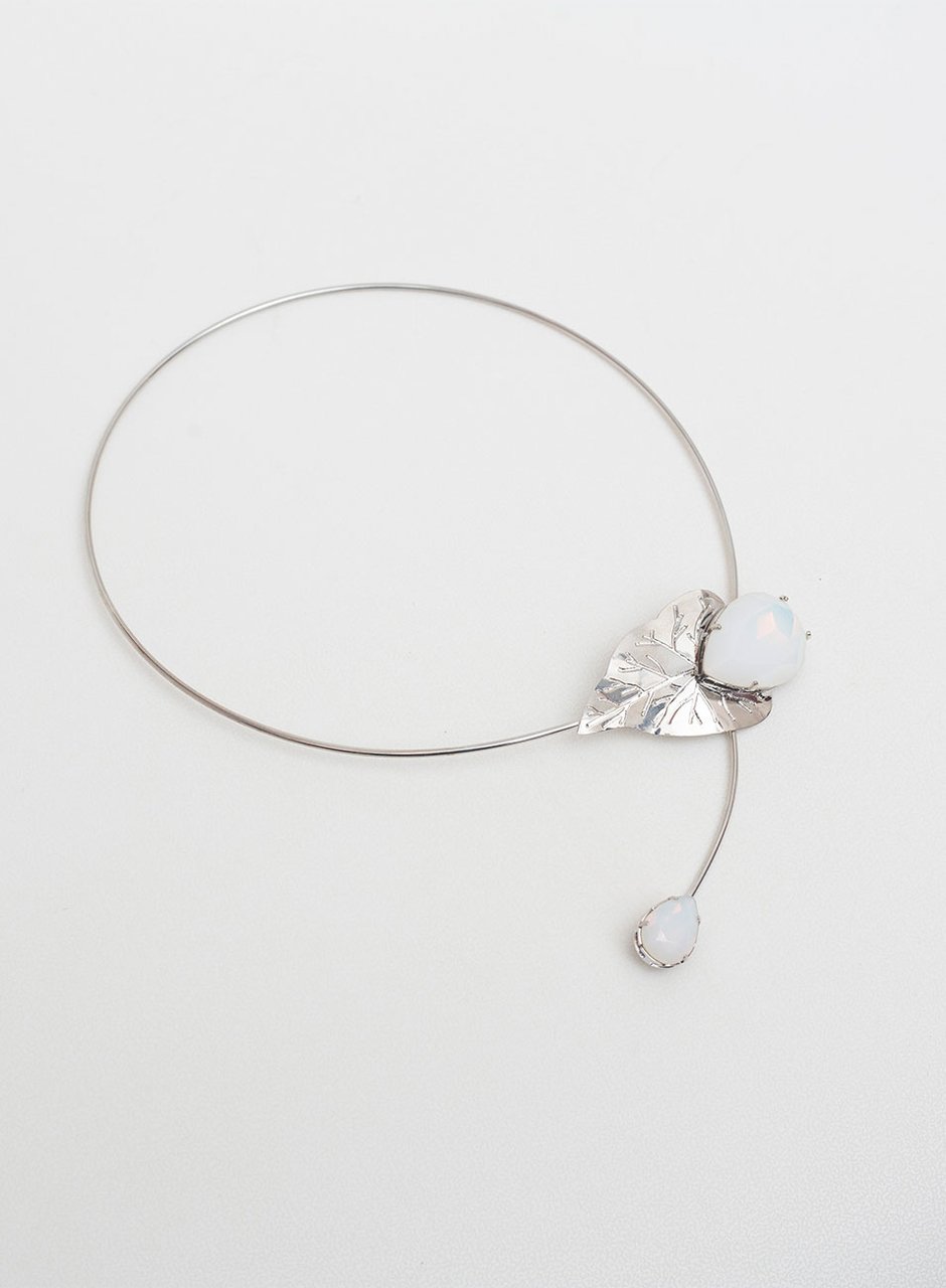 CHOKER MARESIA FOLHA CRISTAL BRANCO LEITOSO BANHO RÓDIO BRANCO