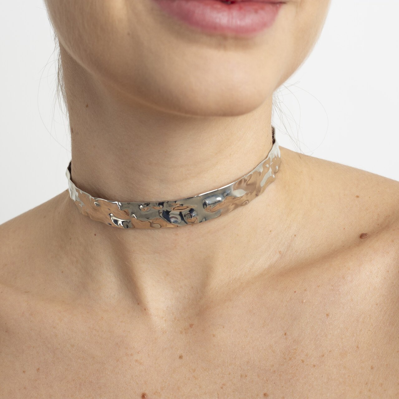 CHOKER NATASHA MARTELADO BANHO RÓDIO BRANCO