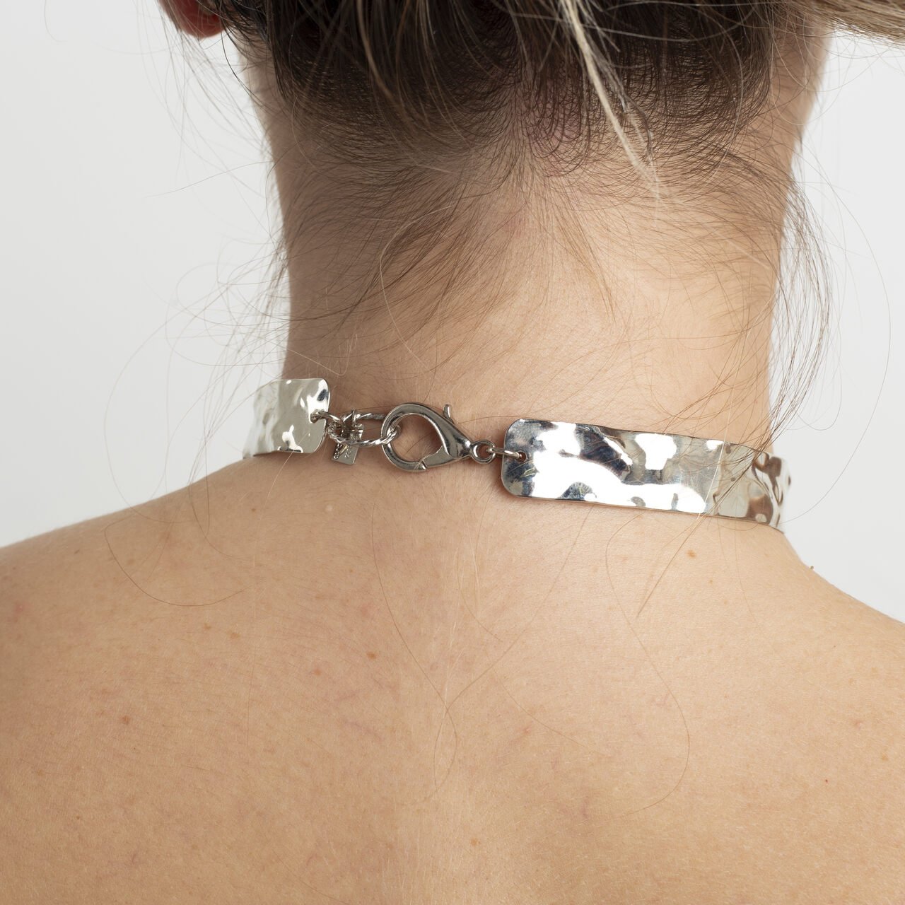 CHOKER NATASHA MARTELADO BANHO RÓDIO BRANCO