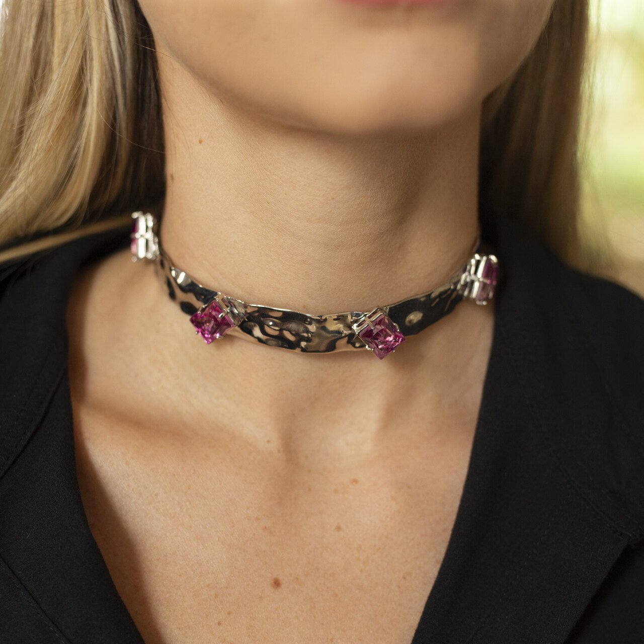 CHOKER NATASHA MARTELADO CRISTAIS ROSA BANHO RÓDIO BRANCO